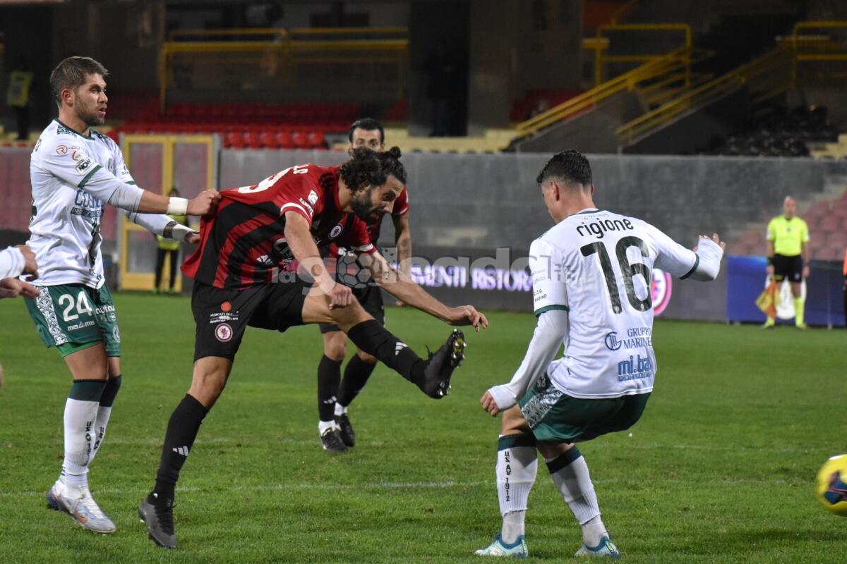 Foggia, verso il Catania tra probabili assenze e rientri - Santaniello durante Foggia-Avellino, foto di Luigia Spinelli per lagoleada.it - RIPRODUZIONE VIETATA