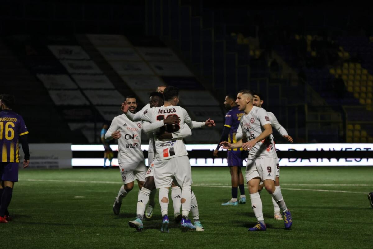 Foggia, regna l'incertezza: il futuro su due tavoli - Immagine in evidenza: uno scatto di Giugliano-Foggia (Serie C - girone C 2023/24) – crediti: foto di Federico Antonellis/Calcio Foggia 1920