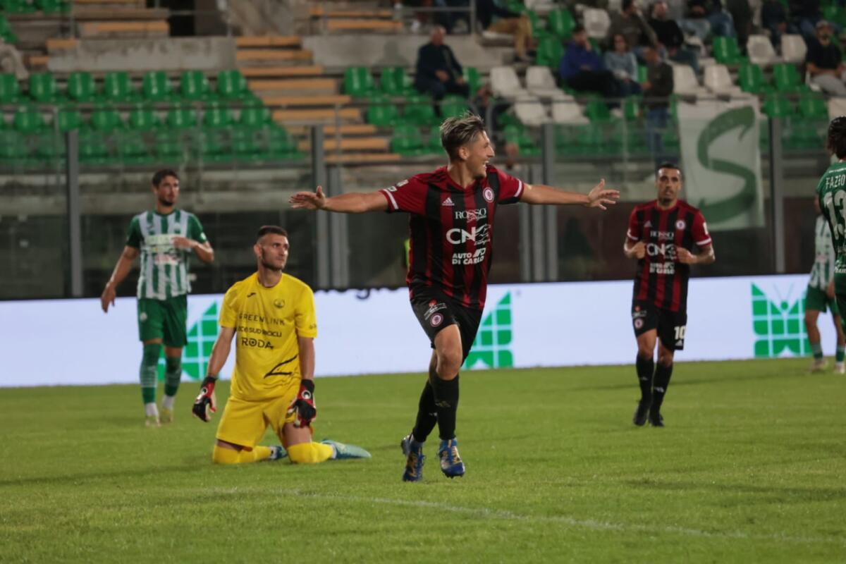 Foggia, un'altra squadra punta Tonin: le ultime - Immagine in evidenza: uno scatto di Monopoli-Foggia (Serie C - girone C 2023/24) - crediti: foto di Calcio Foggia 1920/Federico Antonellis