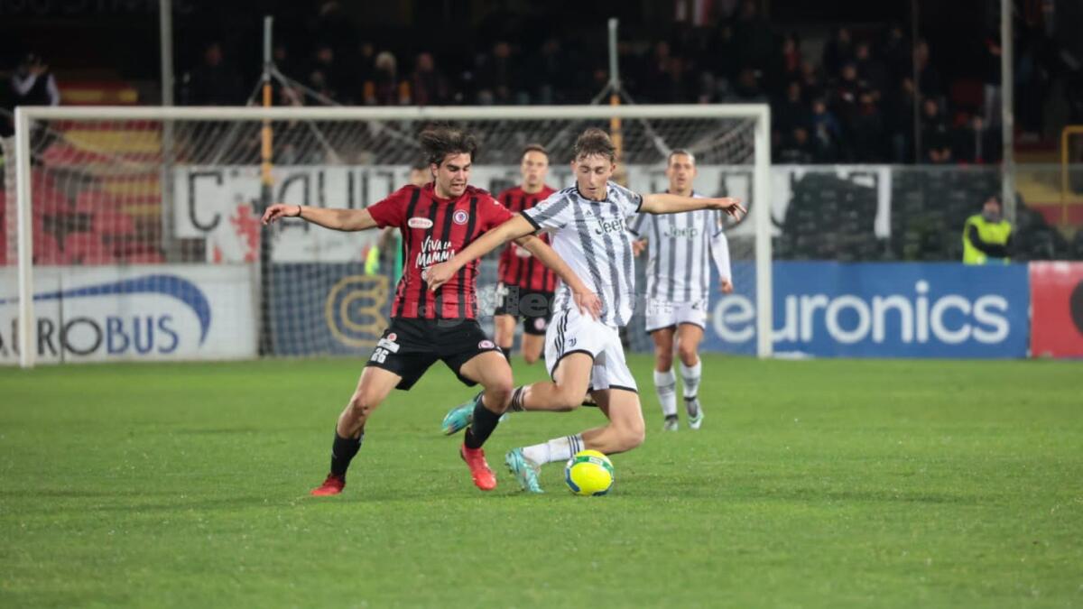 Foggia, almeno in una "mezza dozzina" con la valigia pronta, ma... - Immagine in evidenza: uno scatto di Foggia-Juventus Next Gen (Coppa Italia Serie C 22/23) - crediti: foto di Luigia Spinelli (RIPRODUZIONE VIETATA)