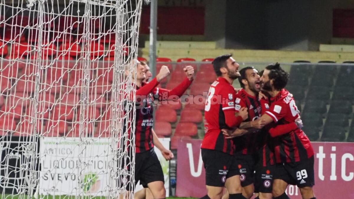 Foggia confuso e contestato. Traballa la panchina di Coletti - Immagine in evidenza: uno scatto di Foggia-Avellino (Serie C - girone C 2023/24) – crediti: foto di Luigia Spinelli (RIPRODUZIONE VIETATA)
