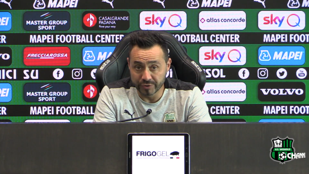 Immagine in evidenza: mister Roberto De Zerbi ai tempi del Sassuolo - crediti foto: canale ufficiale YouTube U.S. Sassuolo Calcio (frame da video)