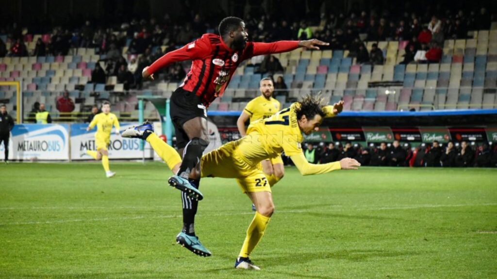 Immagine in evidenza: uno scatto di Foggia-Taranto (Serie C - girone C 2022/23) - crediti: foto di Luigia Spinelli (RIPRODUZIONE VIETATA)