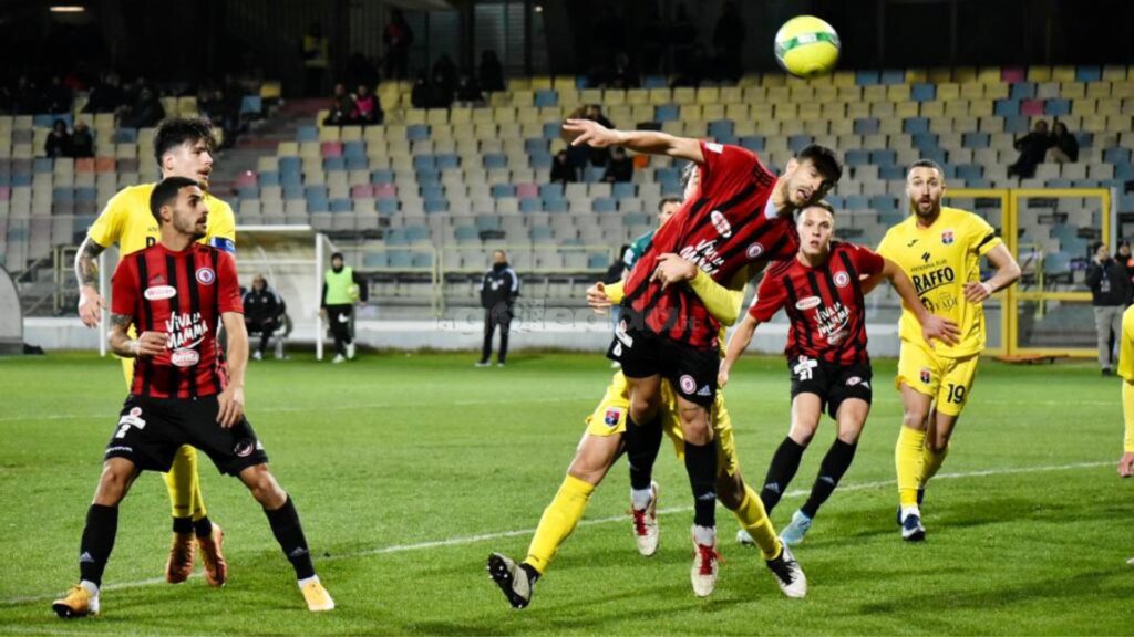 Immagine in evidenza: uno scatto di Foggia-Taranto (Serie C - girone C 2022/23) - crediti: foto di Luigia Spinelli (RIPRODUZIONE VIETATA)