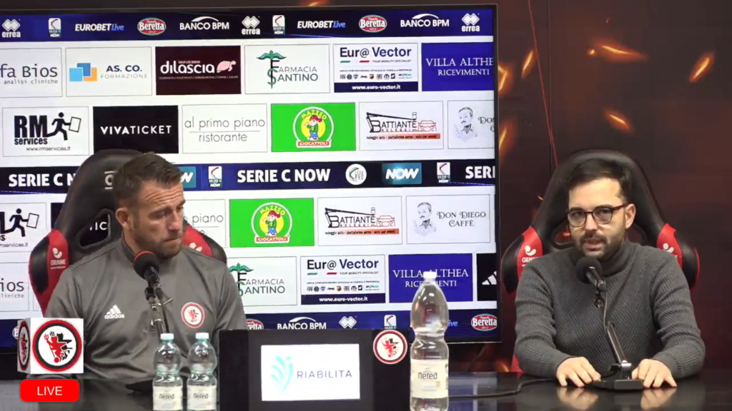 Immagine in evidenza: mister Tommaso Coletti e Valerio Palmieri - crediti foto: pagina ufficiale Facebook Calcio Foggia 1920 (frame da video)