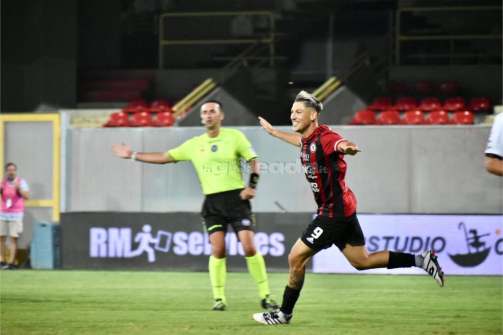 Immagine in evidenza: uno scatto di Foggia-Giugliano (Serie C - girone C 2023/24) - crediti: foto di Luigia Spinelli (RIPRODUZIONE VIETATA)