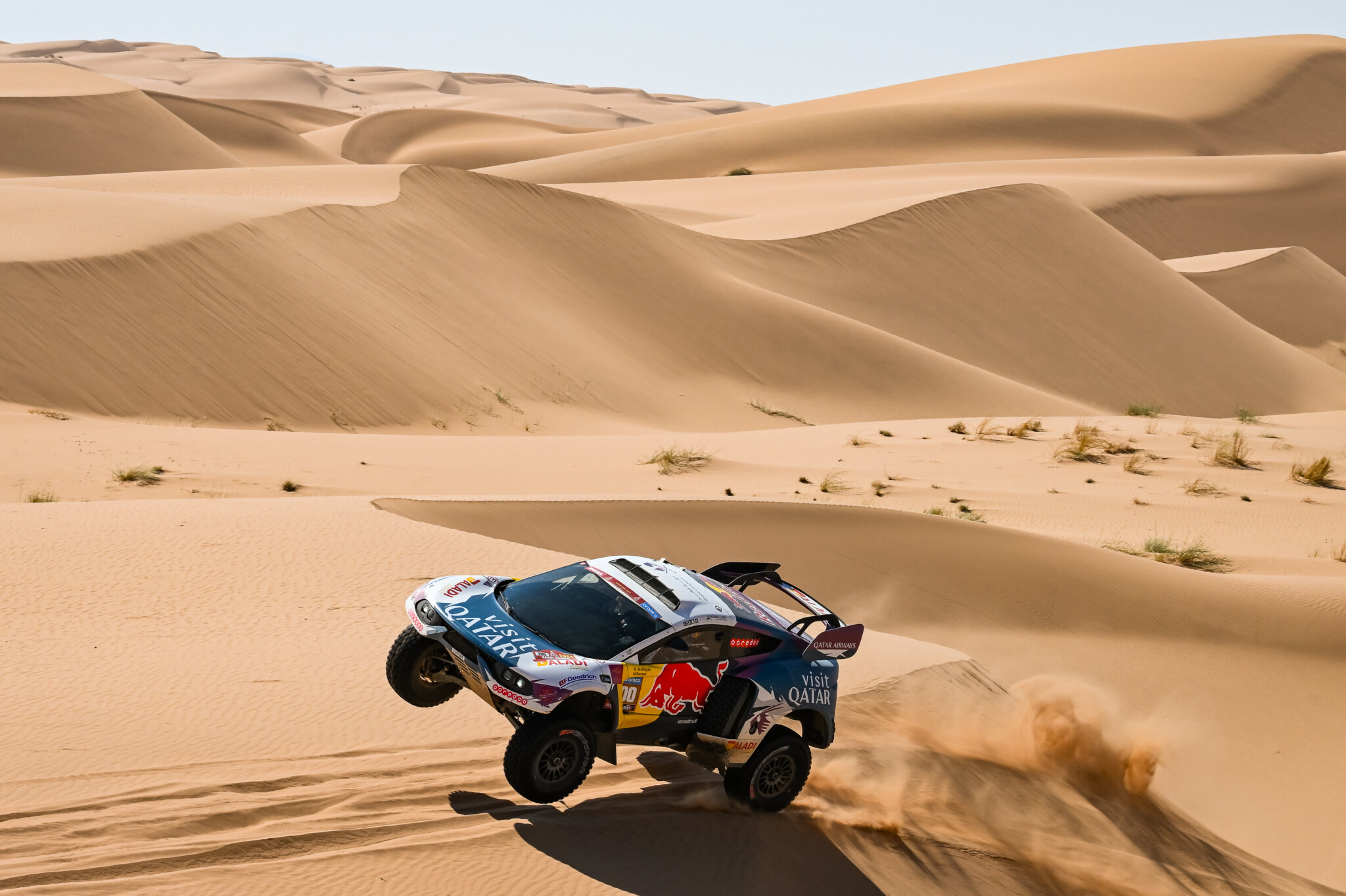 Il campione Nasser "vola" fra le dune del Quarto Vuoto (Eric Vargiolu / DPPI / Red Bull Content Poo)