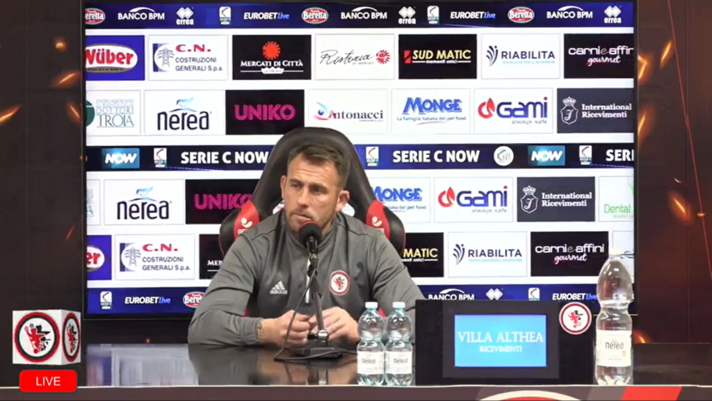 Immagine in evidenza: mister Tommaso Coletti - crediti foto: pagina ufficiale Facebook Calcio Foggia 1920 (frame da video)