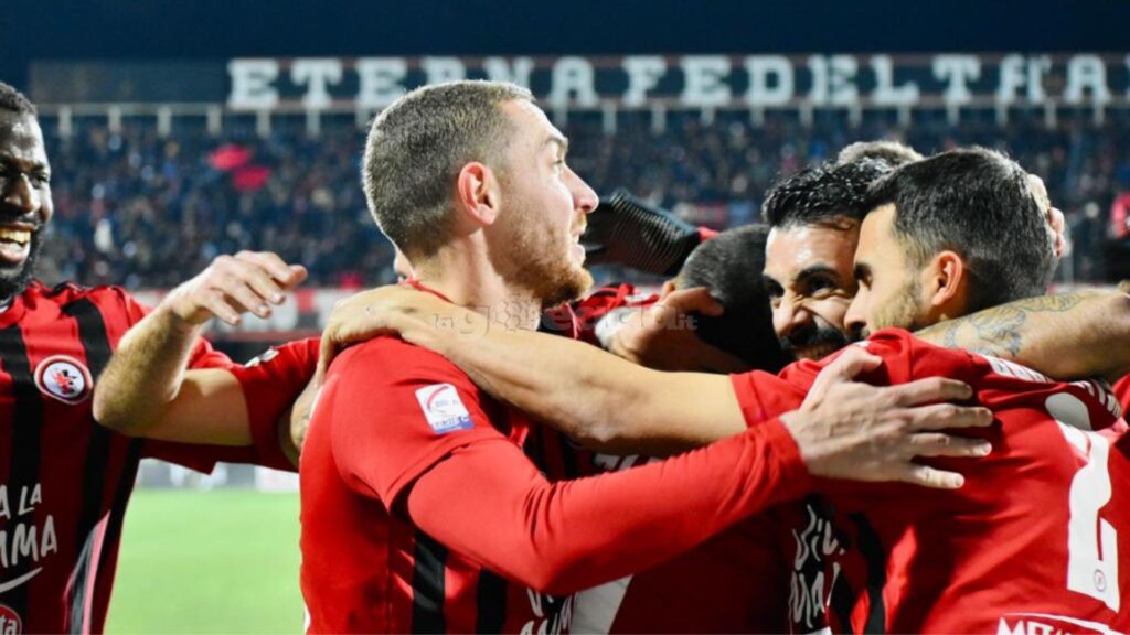 Immagine in evidenza: uno scatto di Foggia-Taranto (Serie C - girone C 2022/23) - crediti: foto di Luigia Spinelli (RIPRODUZIONE VIETATA)
