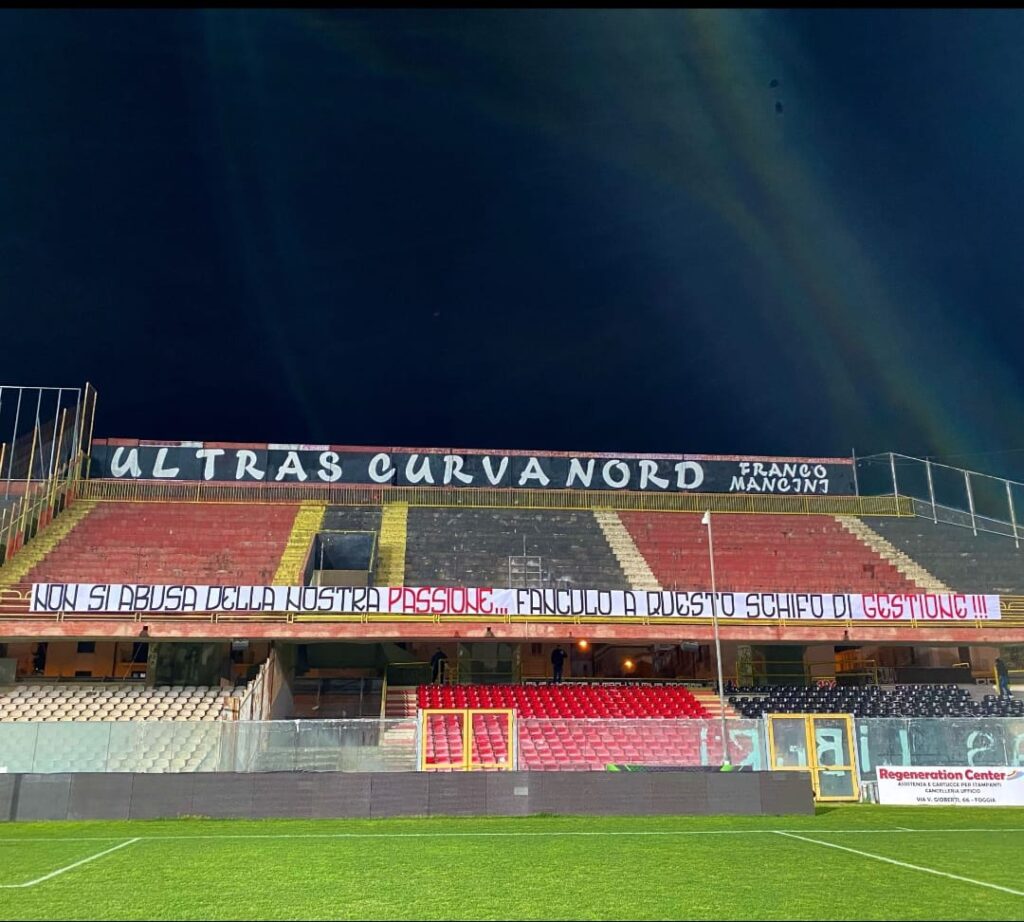 Immagine in evidenza: lo striscione della Curva Nord - crediti foto: profilo ufficiale Facebook Curva Nord Foggia