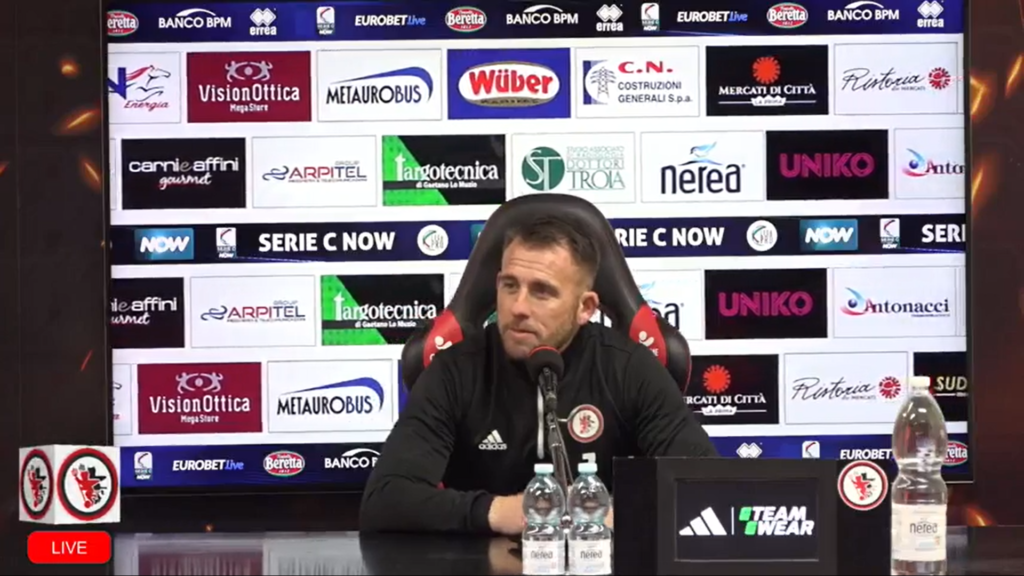 Immagine in evidenza: mister Tommaso Coletti - crediti foto: pagina ufficiale Facebook Calcio Foggia 1920 (frame da video)