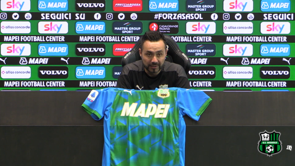 Immagine in evidenza: mister Roberto De Zerbi ai tempi del Sassuolo - crediti foto: canale ufficiale YouTube U.S. Sassuolo Calcio (frame da video)