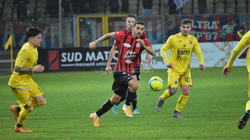 Immagine in evidenza: uno scatto di Foggia-Taranto (Serie C - girone C 2022/23) - crediti: foto di Luigia Spinelli (RIPRODUZIONE VIETATA)