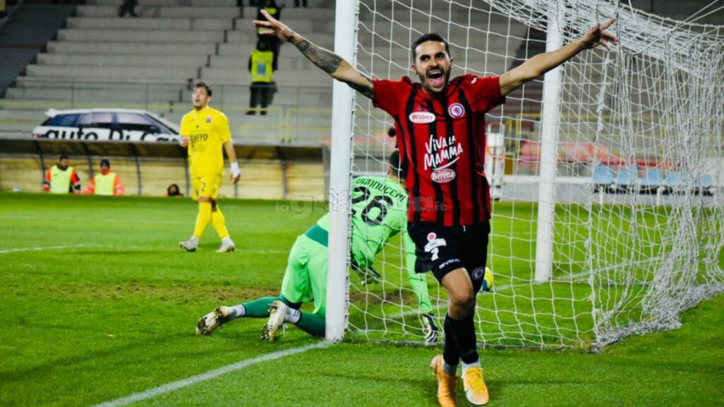 Immagine in evidenza: uno scatto di Foggia-Taranto (Serie C - girone C 2022/23) - crediti: foto di Luigia Spinelli (RIPRODUZIONE VIETATA)