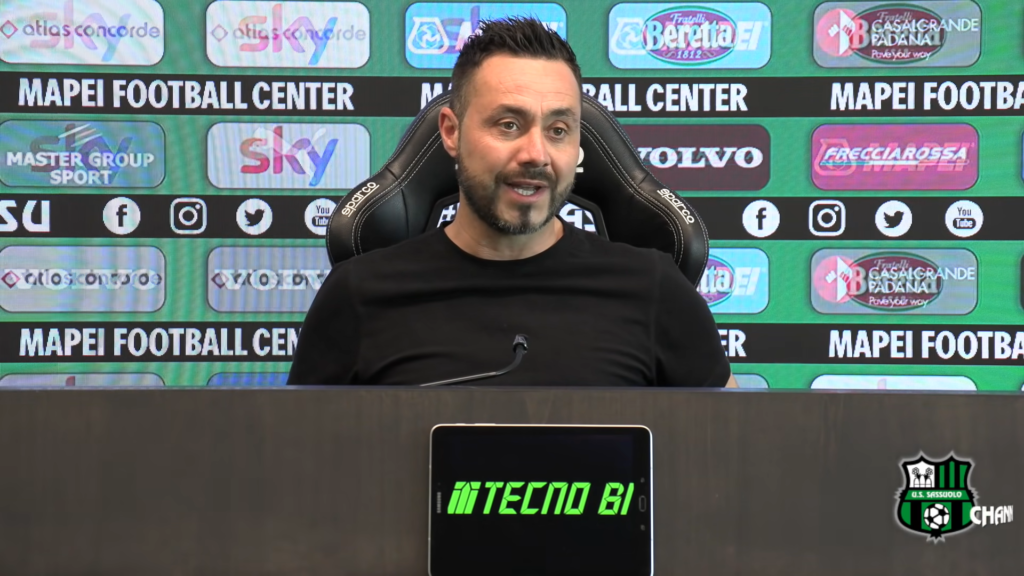 Immagine in evidenza: mister Roberto De Zerbi ai tempi del Sassuolo - crediti foto: canale ufficiale YouTube U.S. Sassuolo Calcio (frame da video)