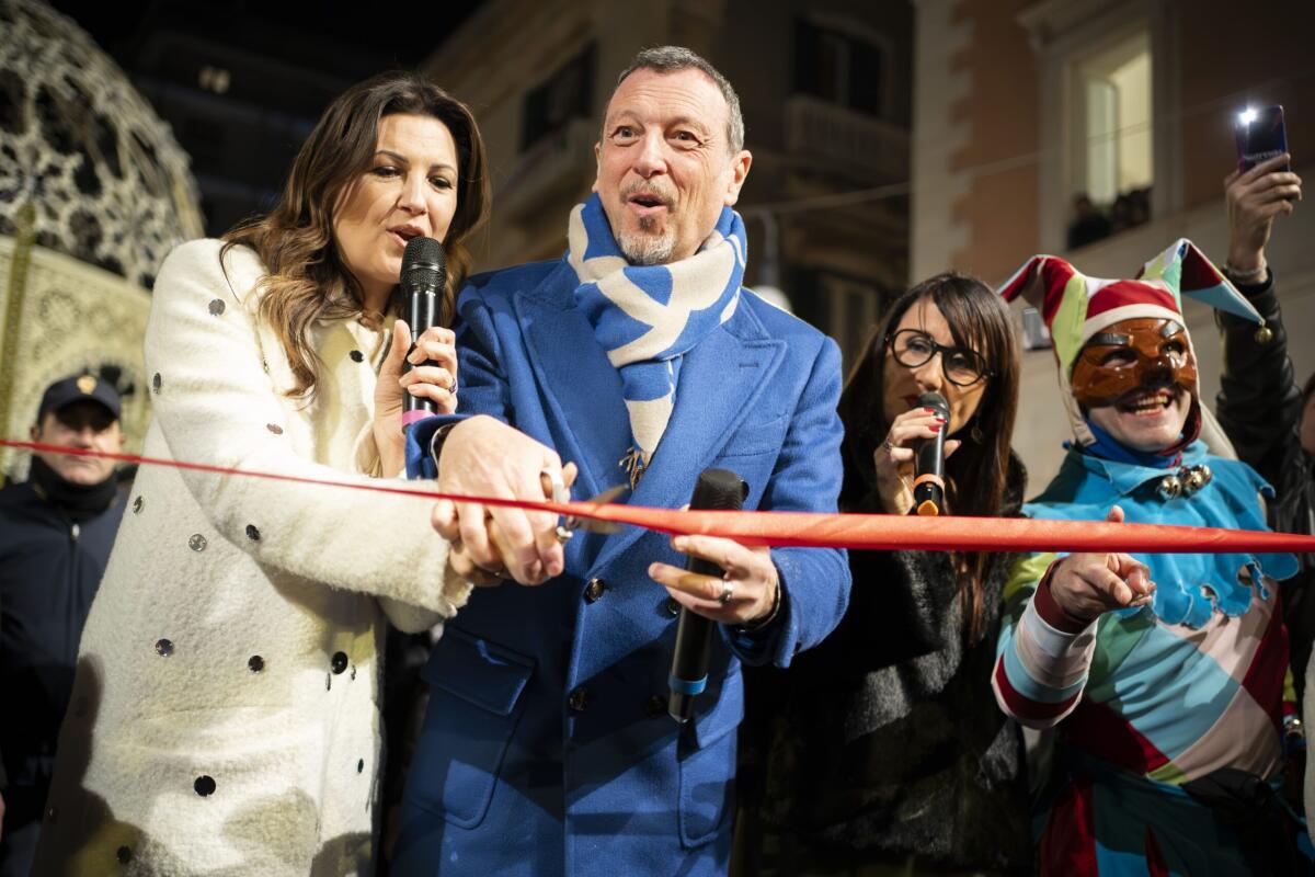 Putignano. Amadeus e Giovanna Civitillo al Closing party di un Carnevale da record - Amadeus e Giovanna danno il via alla sfilata