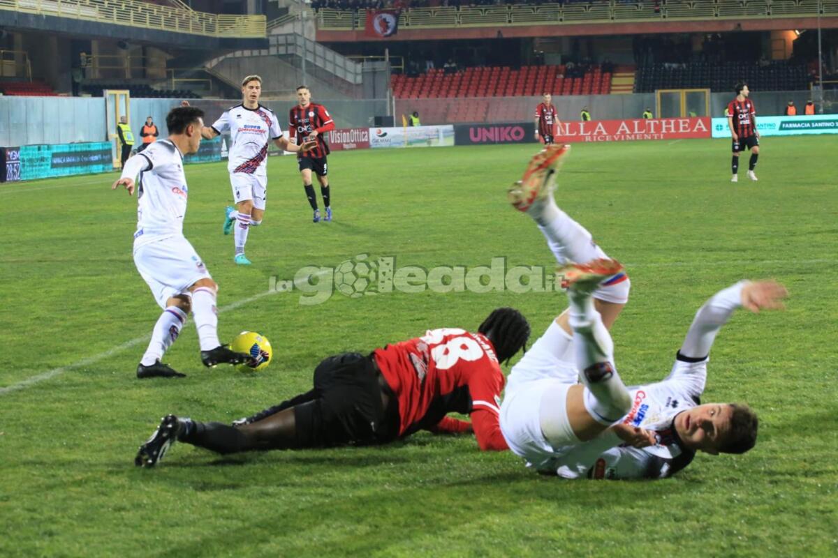 Il Foggia cambierà modulo contro il Crotone? Ecco le ipotesi - Immagine in evidenza: uno scatto di Foggia-Catania (Serie C - girone C 2023/24) - crediti: foto su gentile concessione di Monica Carbosiero per lagoleada.it