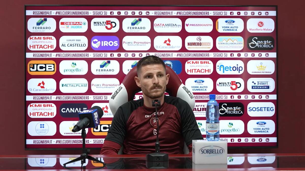 Foggia-Crotone, applausi per l'ex rossonero Loiacono - Immagine in evidenza: Giuseppe Loiacono - crediti foto: canale ufficiale YouTube Reggina 1914 (frame da video)