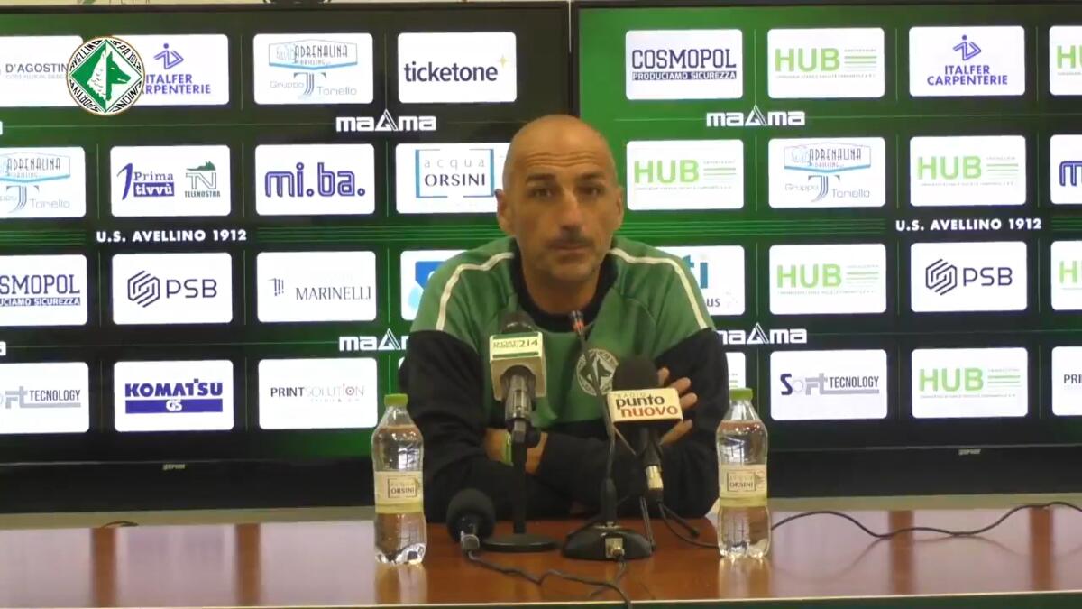 Monopoli, Taurino: "Foggia? Entrambe dobbiamo..." - Immagine in evidenza: mister Roberto Taurino - crediti foto: pagina ufficiale Facebook U.S. Avellino 1912 (frame da video)