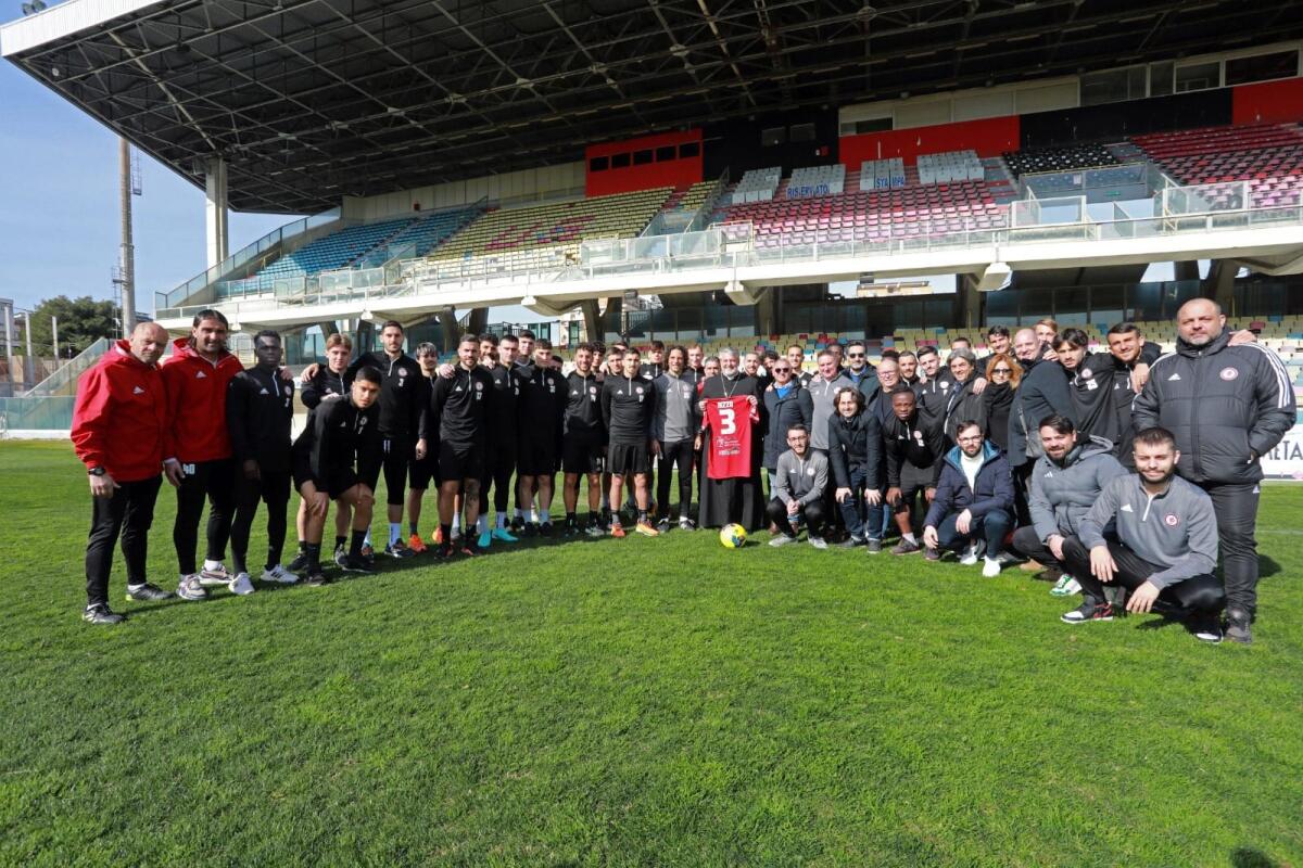 Foggia, l'Arcivescovo Ferretti incontra la squadra - Immagine in evidenza: uno scatto dell'incontro tra il Foggia e l'Arcivescovo Ferretti - crediti: foto di Federico Antonellis/Calcio Foggia 1920