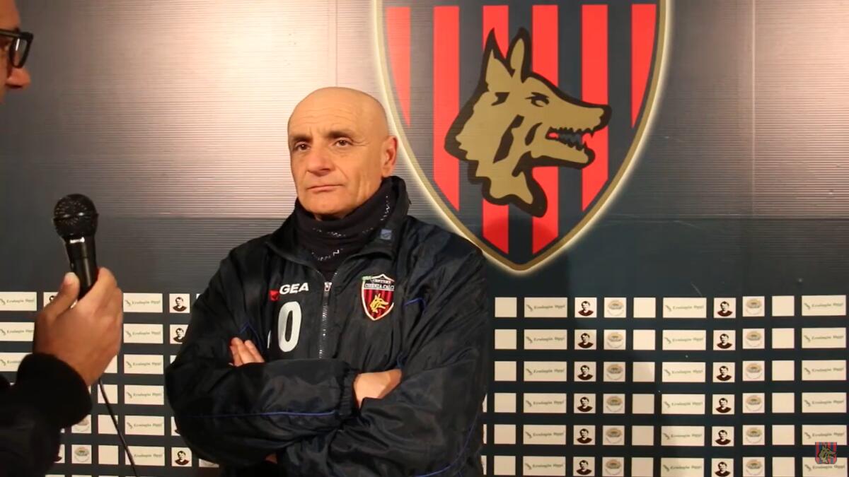Brindisi, Foggia nel mirino: le ultime di formazione - Immagine in evidenza: mister Giorgio Roselli, oggi al Brindisi, ai tempi del Cosenza - crediti foto: canale ufficiale YouTube Cosenza Calcio (frame da video)