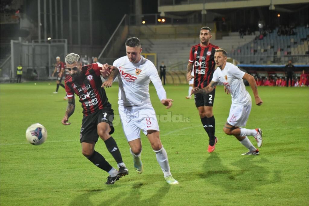 Immagine in evidenza: uno scatto di Foggia-Benevento (Serie C - girone C 2023/24) - crediti: foto di Luigia Spinelli (RIPRODUZIONE VIETATA)