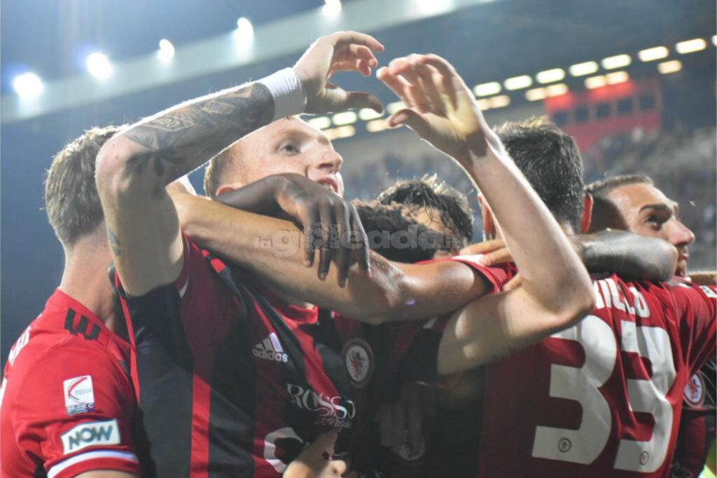 Immagine in evidenza: uno scatto di Foggia-Turris (Serie C - girone C 2023/24) - crediti: foto di Luigia Spinelli (RIPRODUZIONE VIETATA)