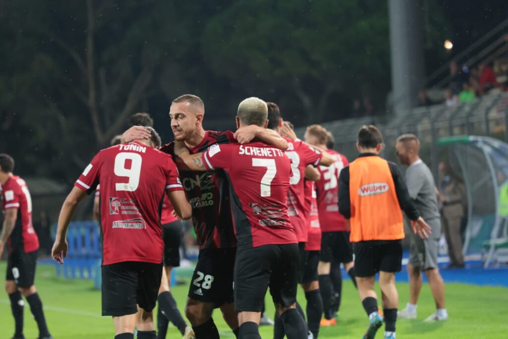 Immagine in evidenza: uno scatto di Monopoli-Foggia (Serie C - girone C 2023/24) - crediti: foto di Calcio Foggia 1920/Federico Antonellis