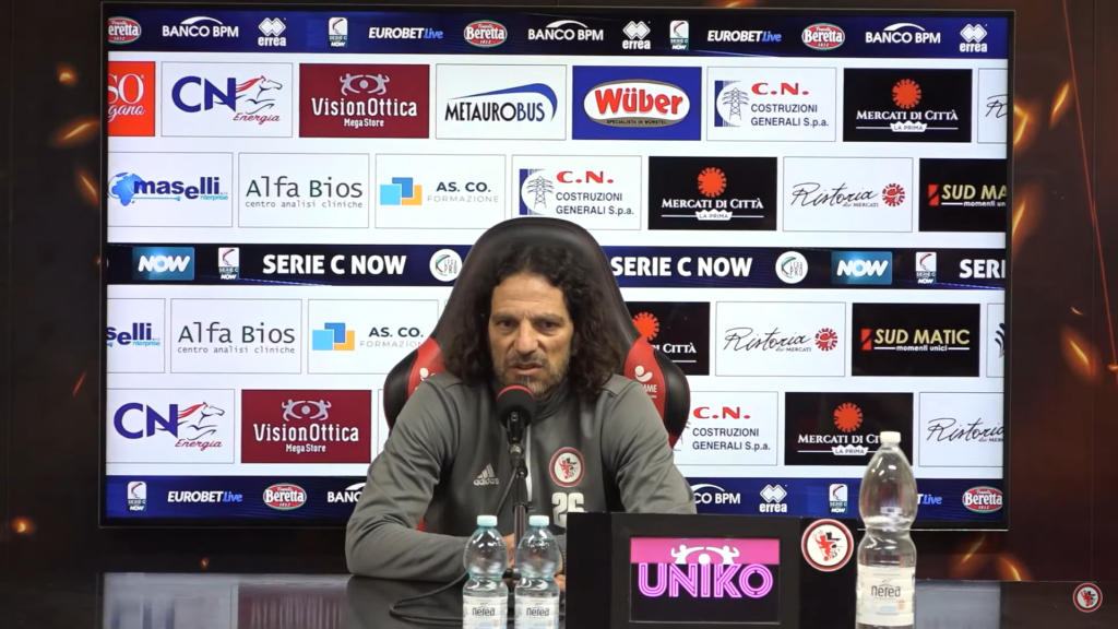 Immagine in evidenza: mister Mirko Cudini - crediti foto: canale ufficiale YouTube Calcio Foggia 1920 (frame da video)