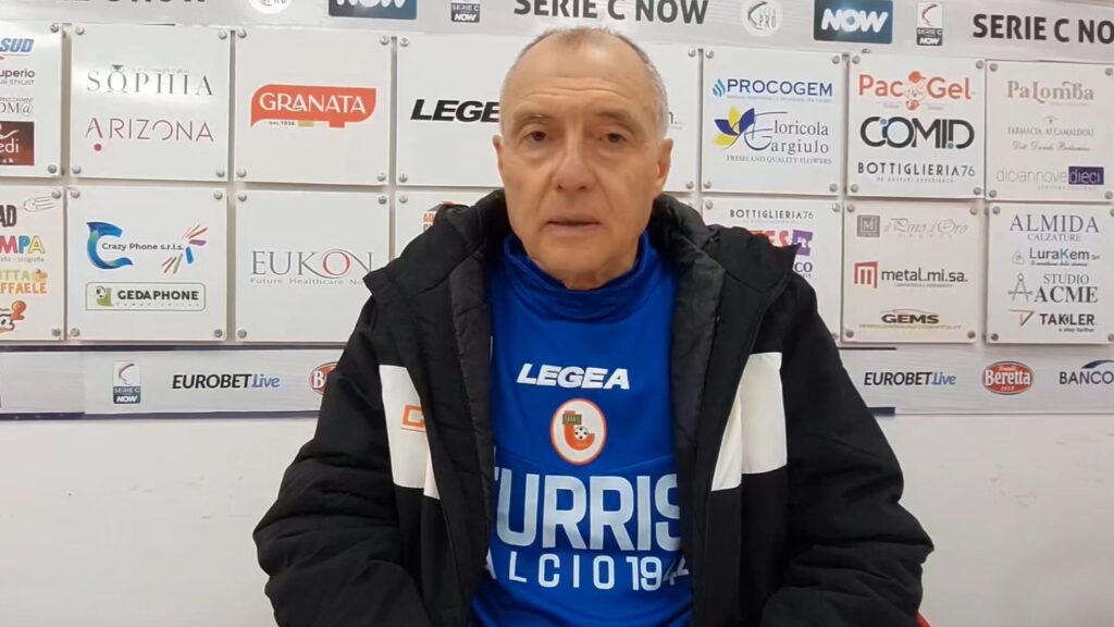 Immagine in evidenza: mister Leonardo Menichini - crediti foto: pagina ufficiale Facebook S.S. Turris Calcio 1944 (frame da video)