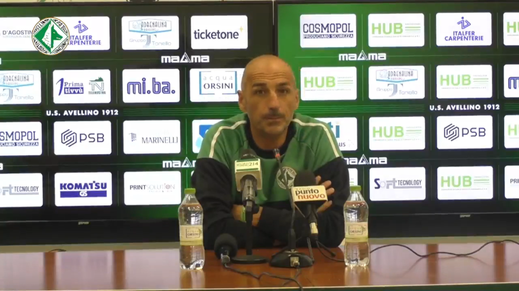 Immagine in evidenza: mister Roberto Taurino - crediti foto: pagina ufficiale Facebook U.S. Avellino 1912 (frame da video)