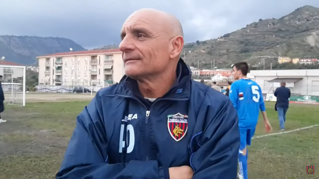 Immagine in evidenza: mister Giorgio Roselli, oggi al Brindisi, ai tempi del Cosenza - crediti foto: canale ufficiale YouTube Cosenza Calcio (frame da video)