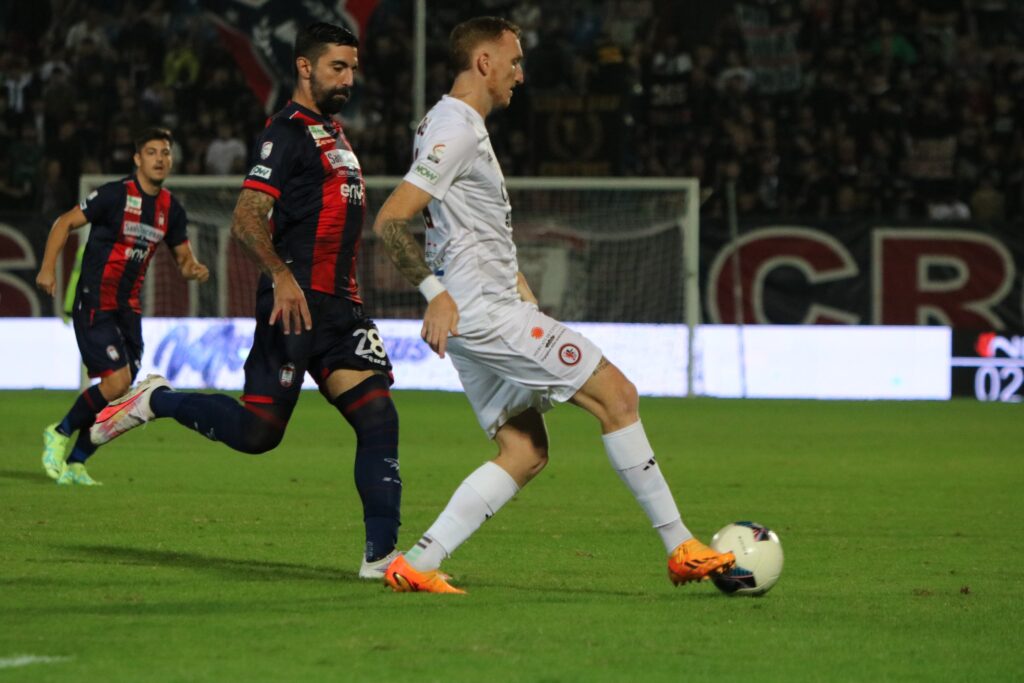 Immagine in evidenza: uno scatto di Crotone-Foggia (Serie C - girone C 2023/24) - crediti: foto di Calcio Foggia 1920/Federico Antonellis