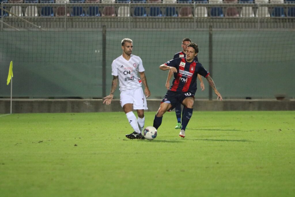 Immagine in evidenza: uno scatto di Crotone-Foggia (Serie C - girone C 2023/24) - crediti: foto di Calcio Foggia 1920/Federico Antonellis