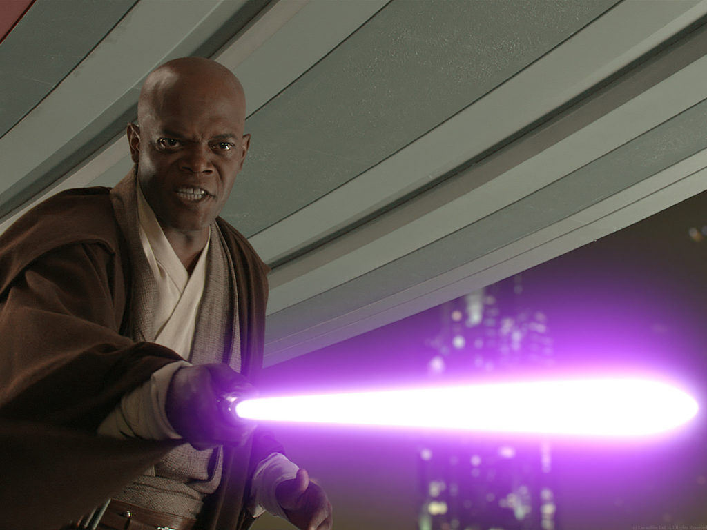 Mace Windu con la sua spada laser viola in Episodio III