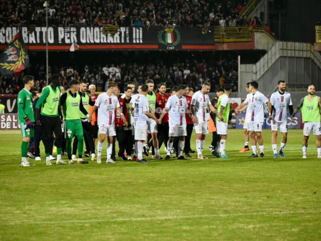 Immagine in evidenza: uno scatto di Foggia-Crotone (playoff Serie C 2022/23) - crediti: foto di Luigia Spinelli (RIPRODUZIONE VIETATA)