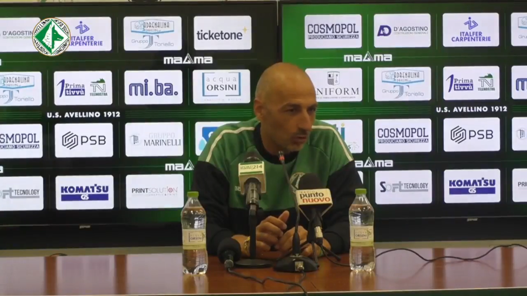 Immagine in evidenza: mister Roberto Taurino - crediti foto: pagina ufficiale Facebook U.S. Avellino 1912 (frame da video)
