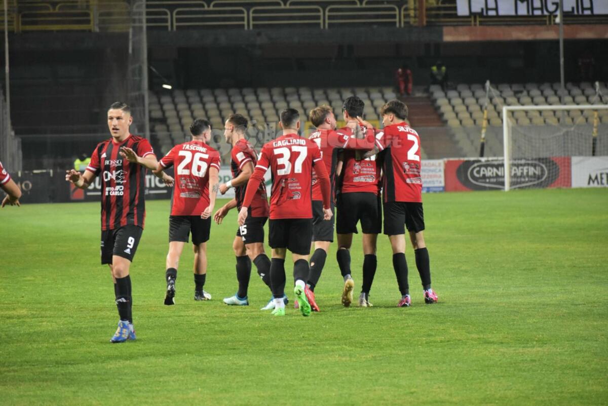 Il Foggia celebra la festa del papà con i suoi calciatori - Immagine in evidenza: uno scatto di Foggia-Juve Stabia (Serie C - girone C 2023/24) - crediti: foto di Luigia Spinelli (RIPRODUZIONE VIETATA)