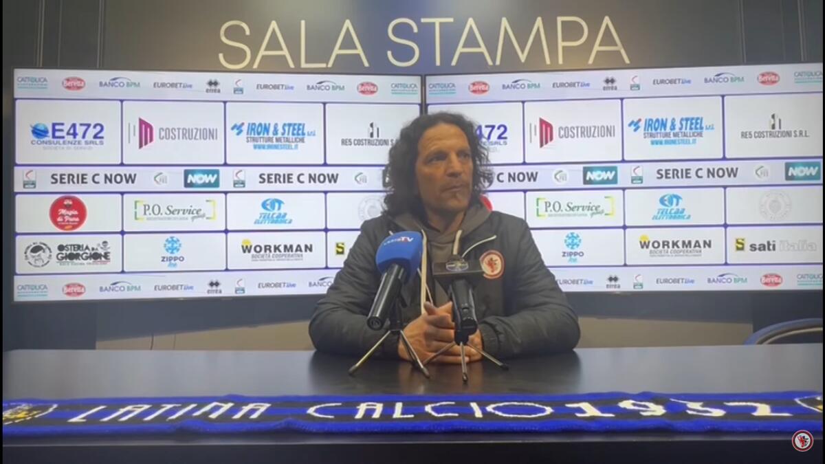 Foggia, Cudini: "3-0 risultato pesante. Sul terzo gol c'è..." - Immagine in evidenza: mister Mirko Cudini - crediti foto: canale ufficiale YouTube Calcio Foggia 1920 (frame da video)