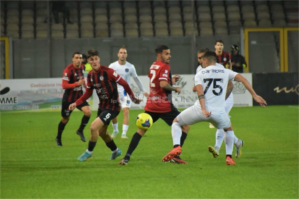 Immagine in evidenza: uno scatto di Foggia-Latina (Serie C - girone C 2023/24) - crediti: foto di Luigia Spinelli (RIPRODUZIONE VIETATA)