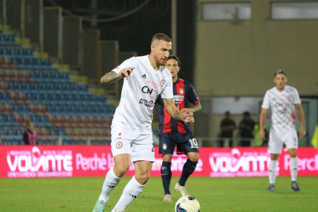 Immagine in evidenza: uno scatto di Crotone-Foggia (Serie C - girone C 2023/24) - crediti: foto di Calcio Foggia 1920/Federico Antonellis