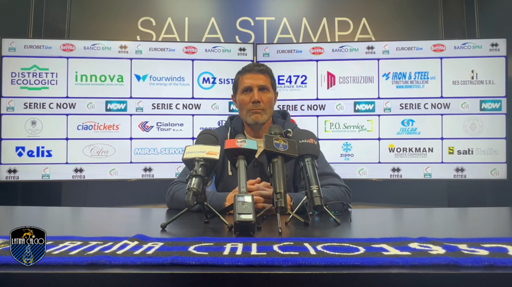 Immagine in evidenza: mister Gaetano Fontana - crediti foto: canale ufficiale YouTube Latina Calcio 1932 Tv (frame da video)