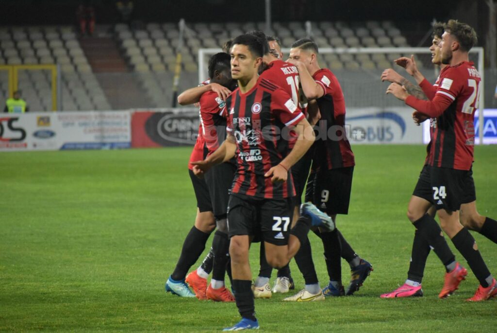 Immagine in evidenza: uno scatto di Foggia-Juve Stabia (Serie C - girone C 2023/24) - crediti: foto di Luigia Spinelli (RIPRODUZIONE VIETATA)