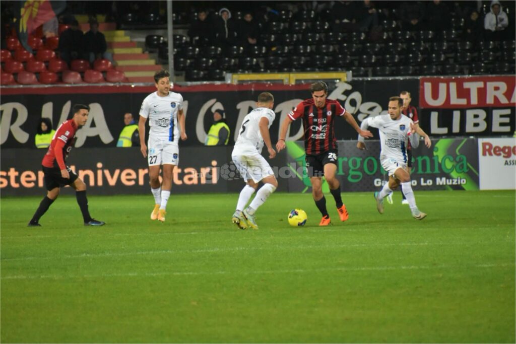 Immagine in evidenza: uno scatto di Foggia-Latina (Serie C - girone C 2023/24) - crediti: foto di Luigia Spinelli (RIPRODUZIONE VIETATA)