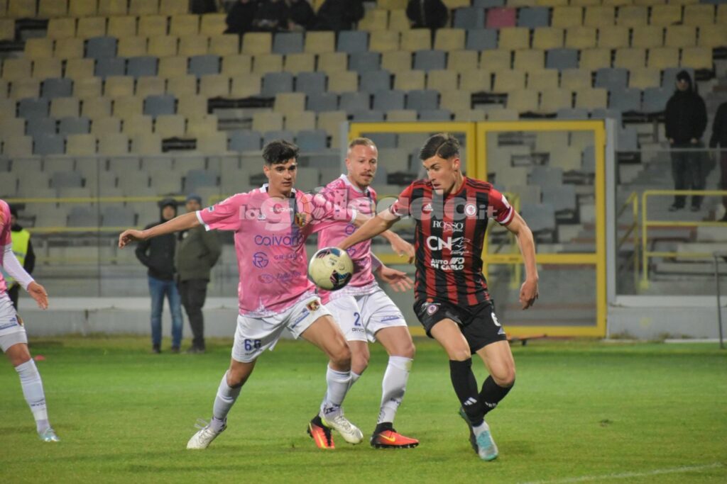 Immagine in evidenza: uno scatto di Foggia-Picerno (Serie C - girone C 2023/24) - crediti: foto di Luigia Spinelli (RIPRODUZIONE VIETATA)