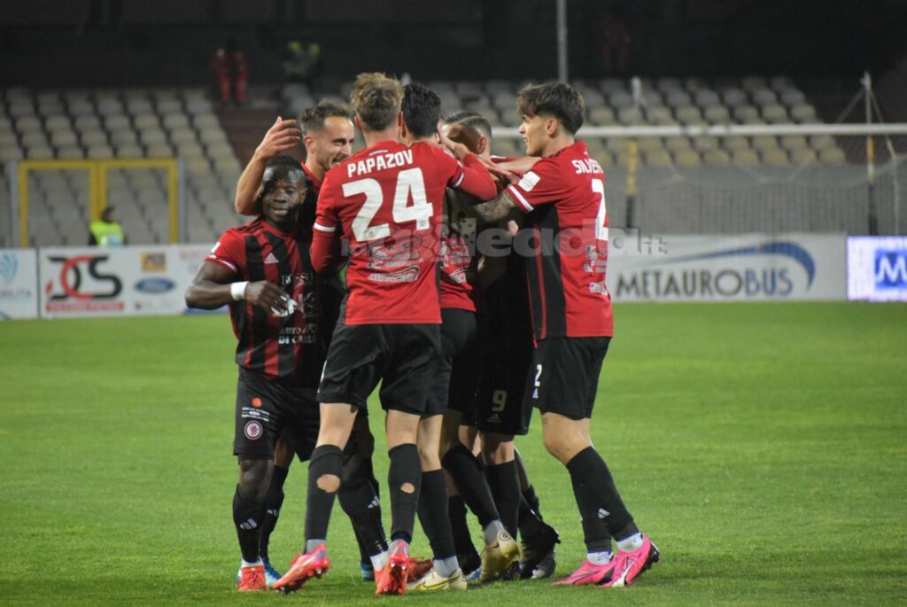 Immagine in evidenza: uno scatto di Foggia-Juve Stabia (Serie C - girone C 2023/24) - crediti: foto di Luigia Spinelli (RIPRODUZIONE VIETATA)