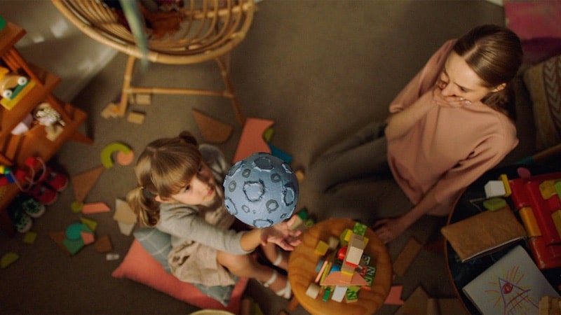 Fermoimmagine della serie "Childhood's End", adattamento televisivo del 2015 del romanzo "Le guide del tramonto" di Arthur C. Clarke (1953).