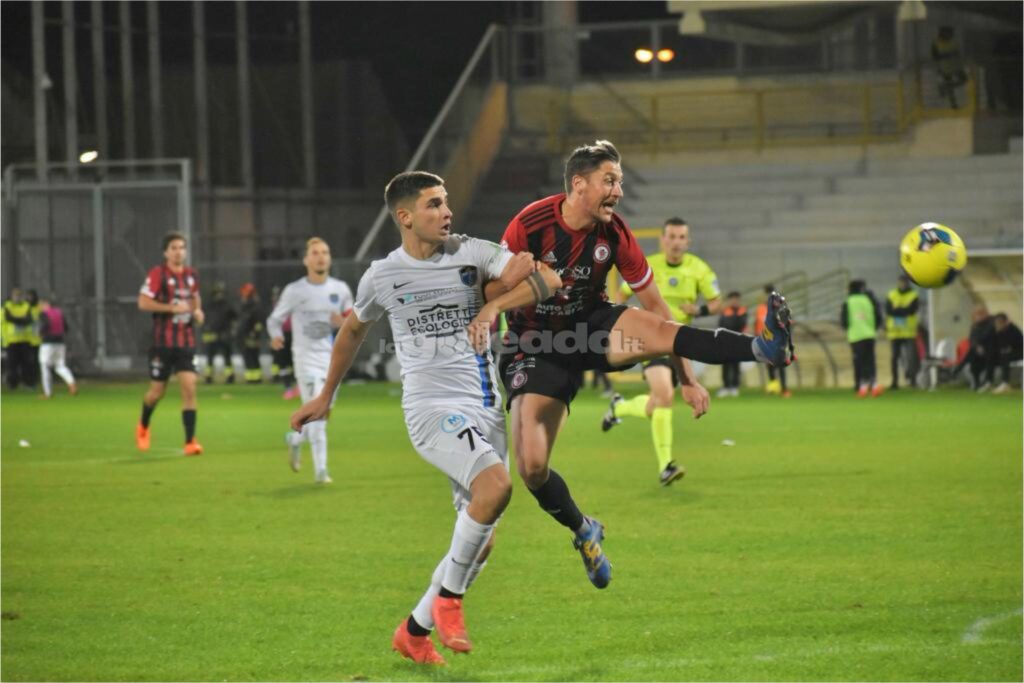 Immagine in evidenza: uno scatto di Foggia-Latina (Serie C - girone C 2023/24) - crediti: foto di Luigia Spinelli (RIPRODUZIONE VIETATA)