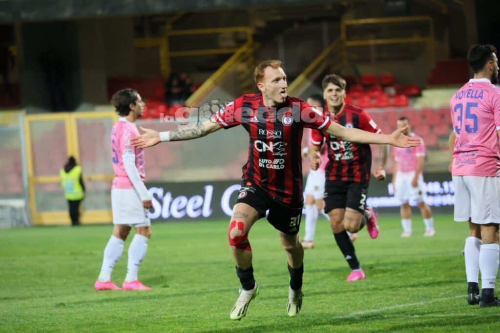 Salines dopo il gol dell'1-0 contro il Picerno, foto di Luigia Spinelli per lagoleada.it - RIPRODUZIONE VIETATA