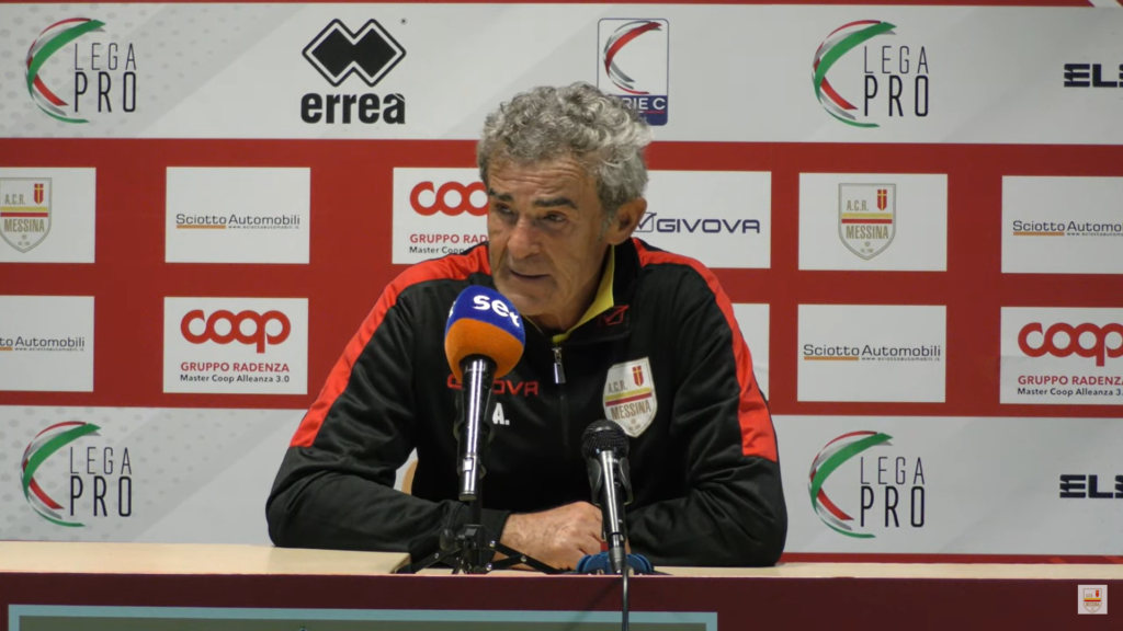 Immagine in evidenza: mister Gaetano Auteri - crediti foto: canale ufficiale YouTube ACR Messina (frame da video)